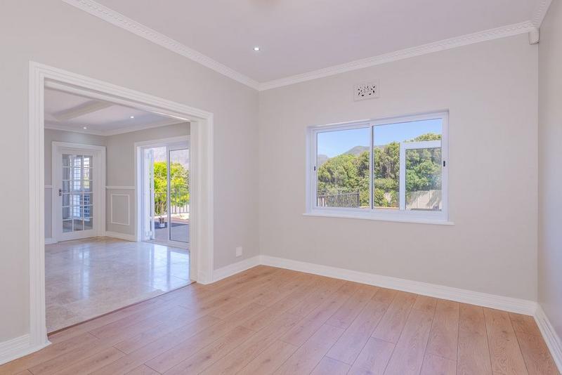 To Let 5 Bedroom Property for Rent in Constantia Western Cape